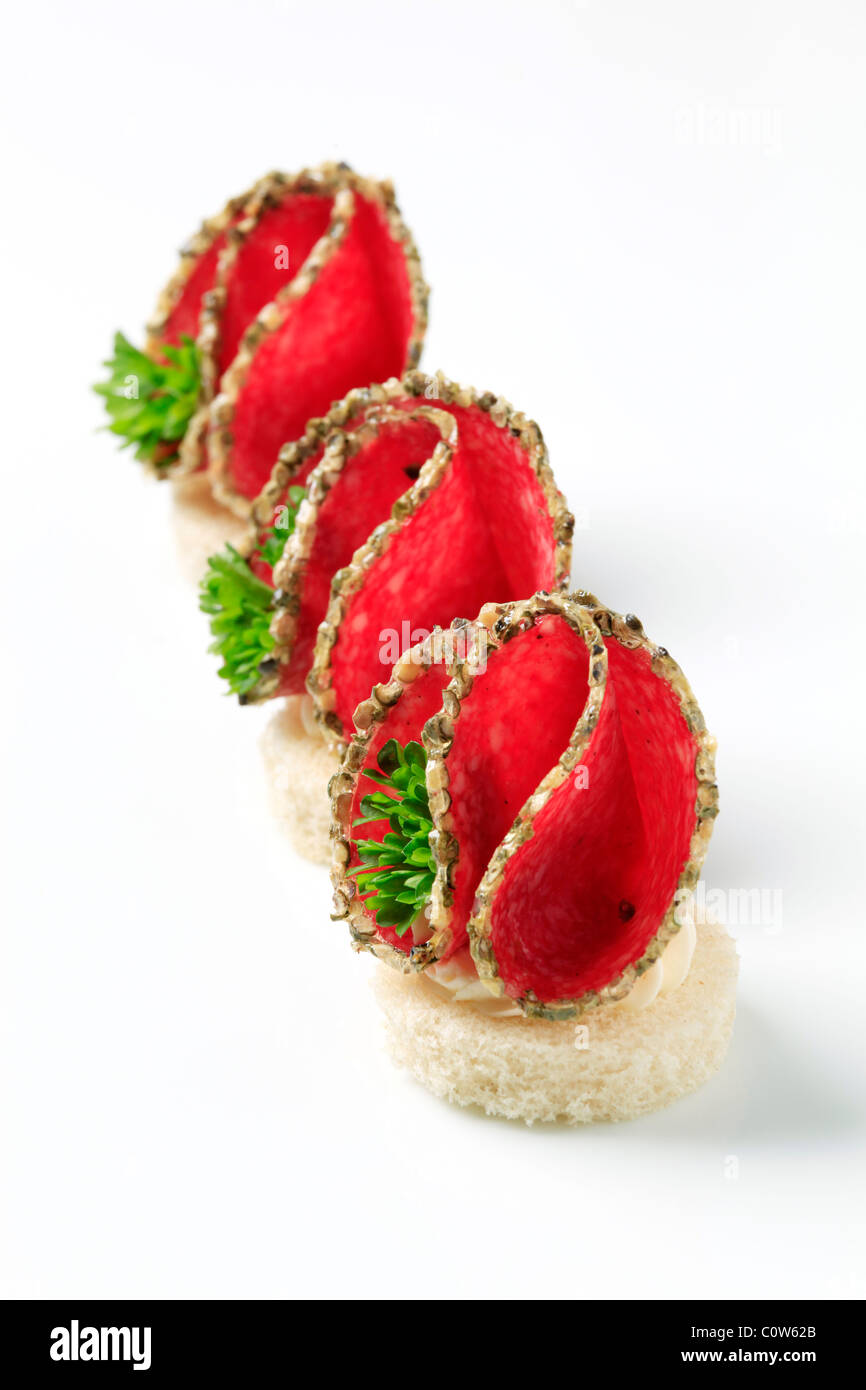 Bocadillos de salami picante aderezado con perejil - studio Foto de stock
