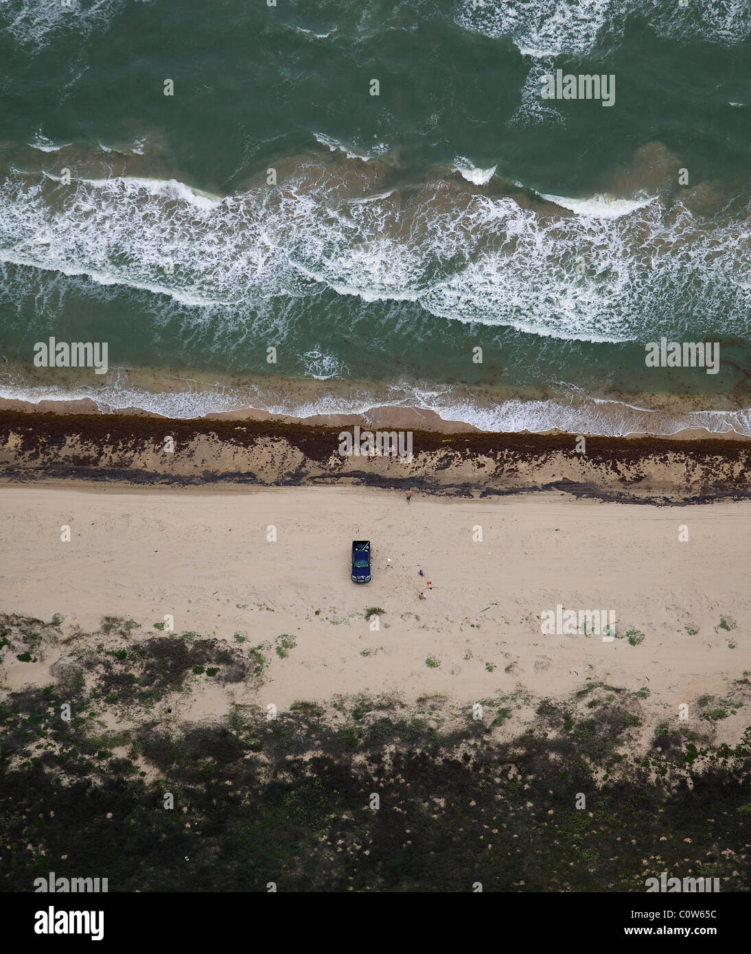 Vista aérea sobre una camioneta estacionada en la playa Padre Island, Texas Foto de stock