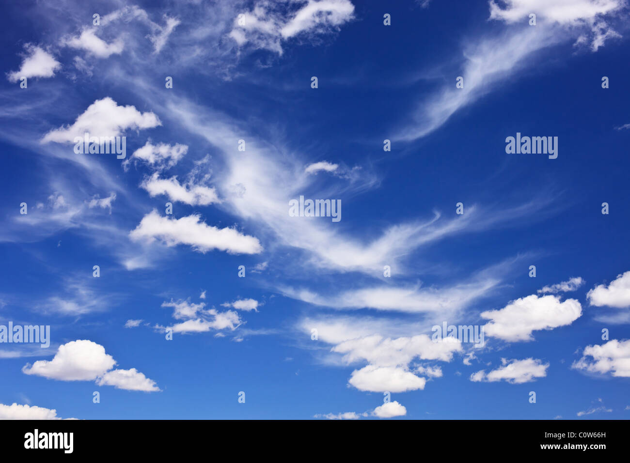 Algunos dispersos y tenues nubes en el cielo azul a lo largo de zonas rurales del oeste de Oklahoma. Foto de stock