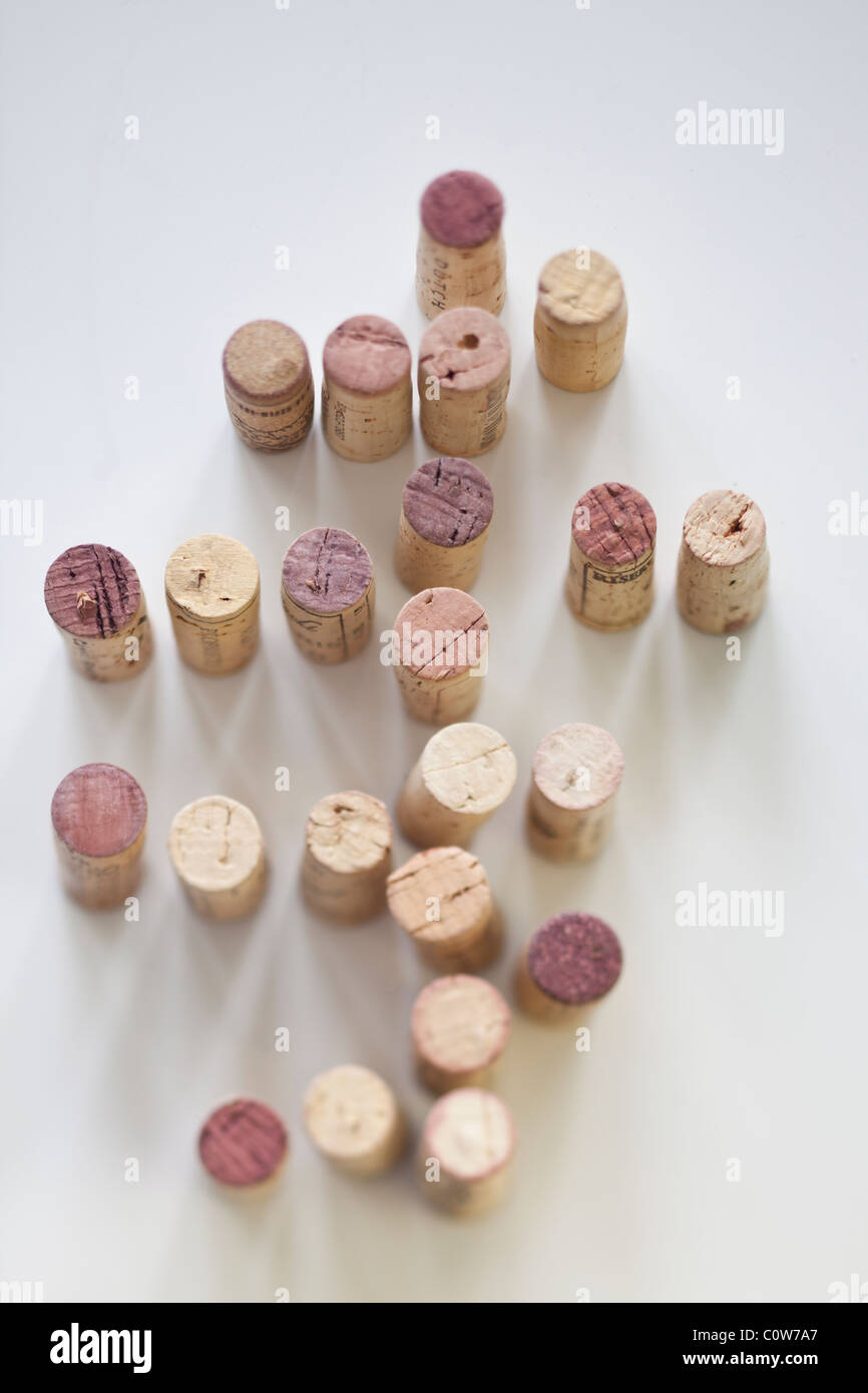 Un grupo de corchos de vino rodada desde arriba sobre blanco Foto de stock