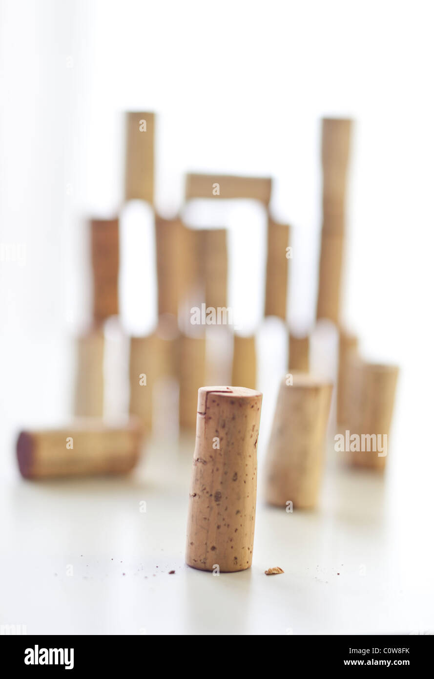 Grupo de corchos de vino apiladas , con un corcho en el foco en el primer plano Foto de stock