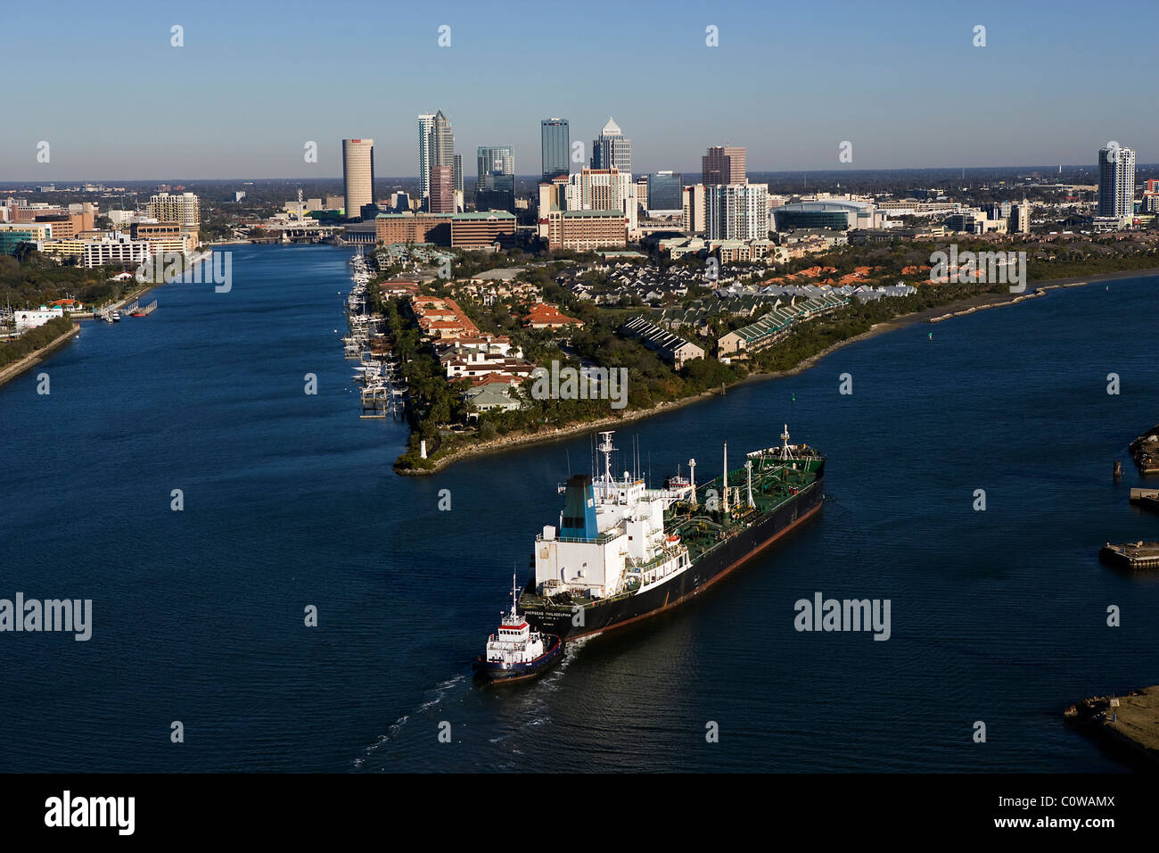 Vista aérea por encima de remolcador empujando petrolero Tampa Bay, Florida Foto de stock