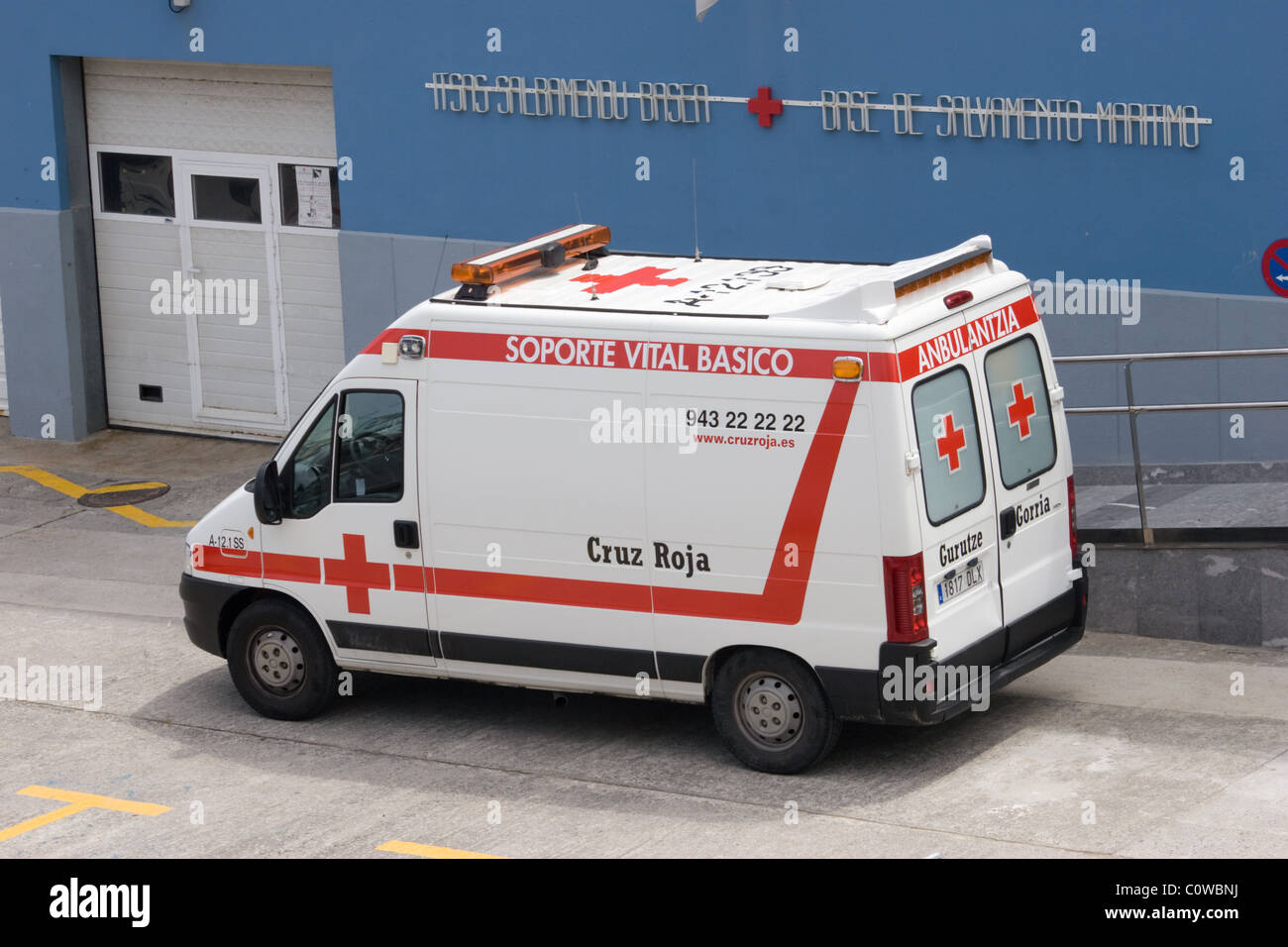 Ambulancia de la Cruz Roja preparado para su uso Foto de stock