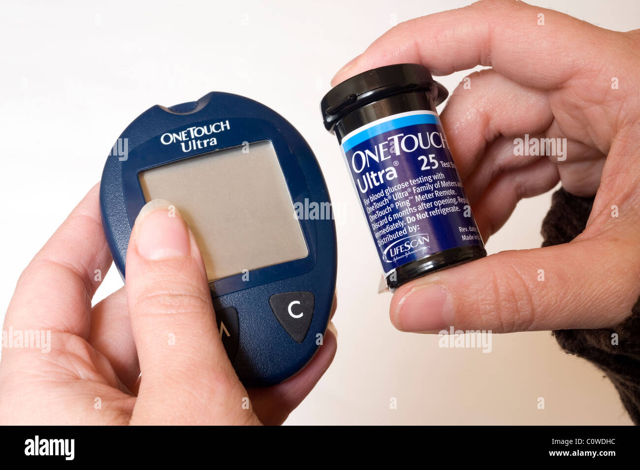 Foto de estudio de One Touch Ultra diabetes glucómetro y frasco de tiras de  prueba Fotografía de stock - Alamy