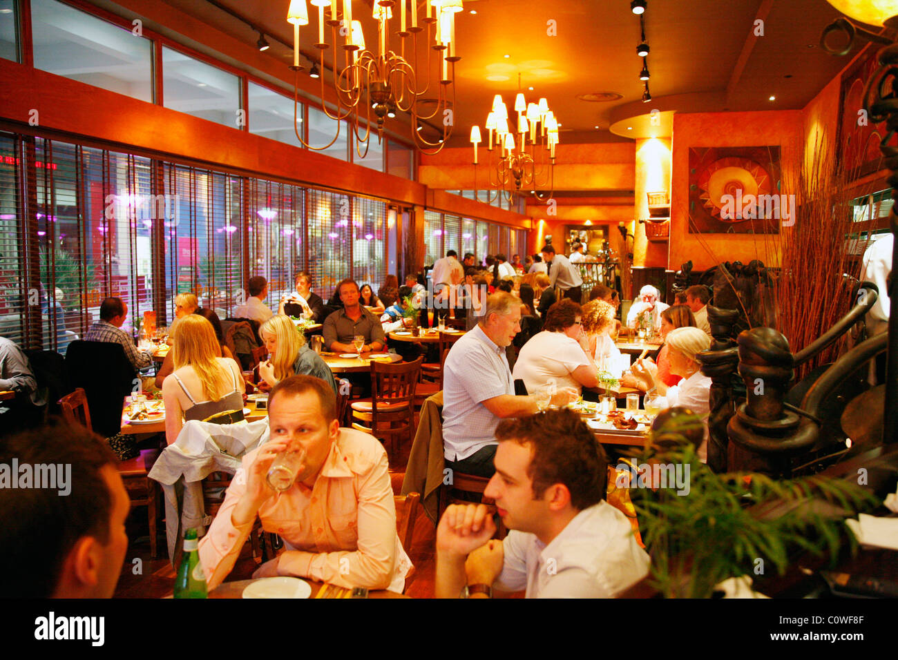 Bar estilo restaurante en el complejo comercial de Buzón, con muchos cafés y restaurantes. Birmingham, Inglaterra, Reino Unido. Foto de stock