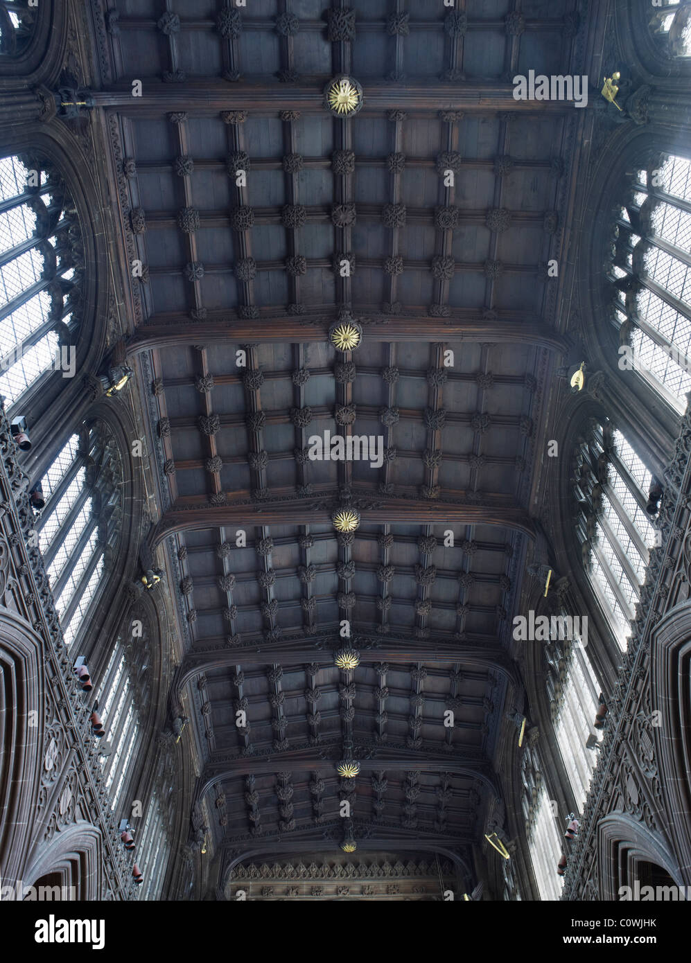 Catedral de Manchester de madera en el techo de la nave con filas de ángeles tocando instrumentos musicales Foto de stock