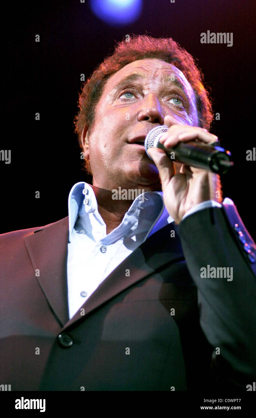 Tom Jones juega el Castillo de Edimburgo. Foto de Tom Jones en el escenario, en el Castillo de Edimburgo. Foto de stock