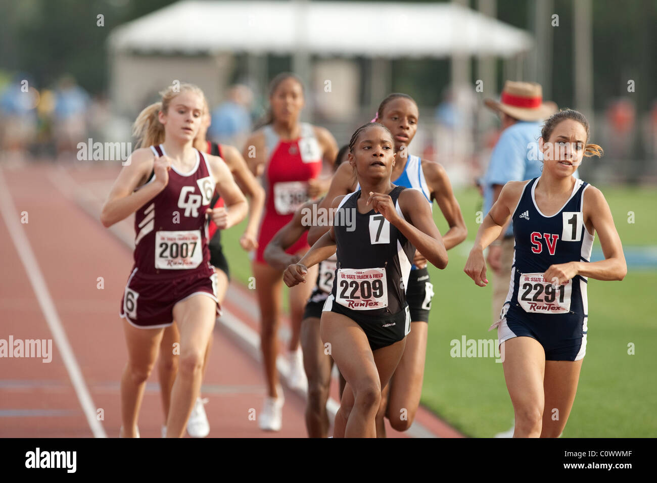 Las niñas afroamericanas, Anglo carrera hacia la línea de meta en la carrera  de media distancia en la escuela secundaria del estado de Texas se reúnen  en Austin Fotografía de stock -