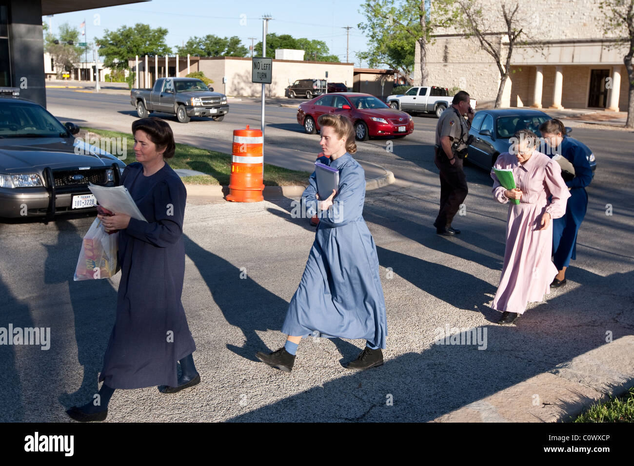 Hembra (FLDS Iglesia fundamentalista de Jesucristo de los Santos de los últimos días) miembros de la secta a pie a una audiencia de la Corte en San Angelo, TX Fotografía de stock - Hembra (FLDS Iglesia fundamentalista de Jesucristo de los Santos de los últimos días) miembros de la secta a pie a una audiencia de la Corte en San Angelo, TX Fotografía de stock -