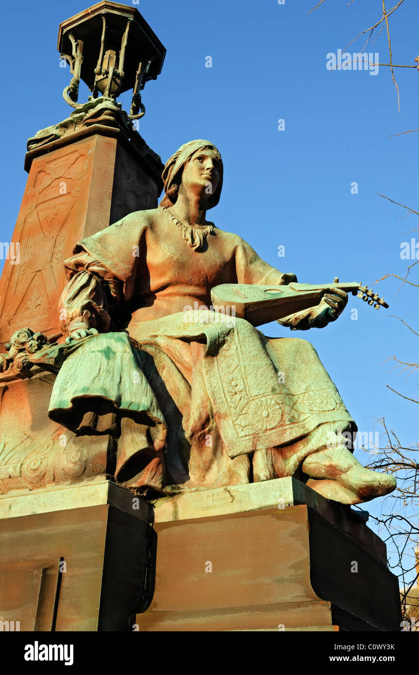 Estatua de la "Filosofía e inspiración" en el puente en el parque Kelvingrove, Glasgow, Escocia. Foto de stock