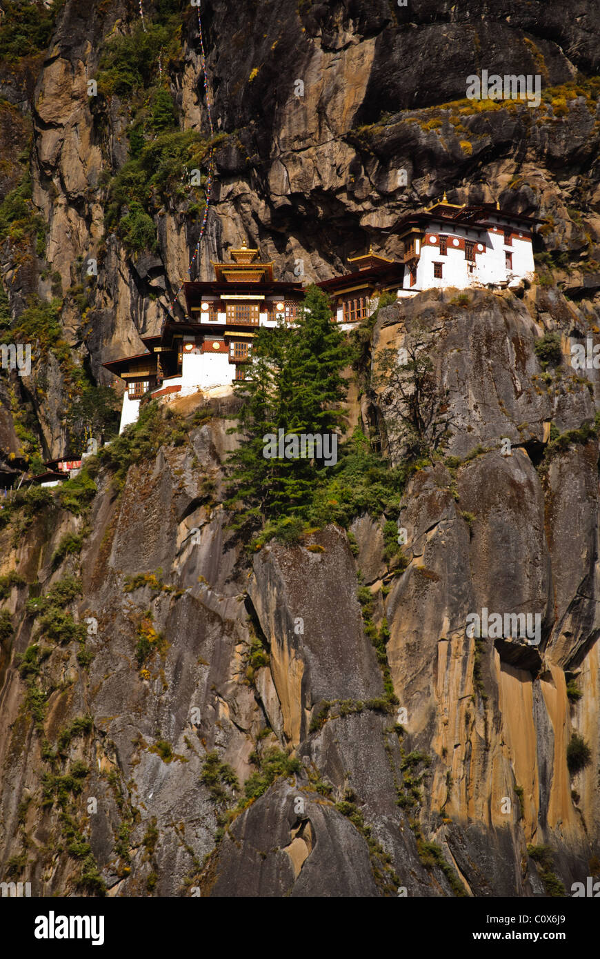 Monasterio de Taktsang donde se posan sobre un alto acantilado cerca de la ciudad de Paro. Foto de stock