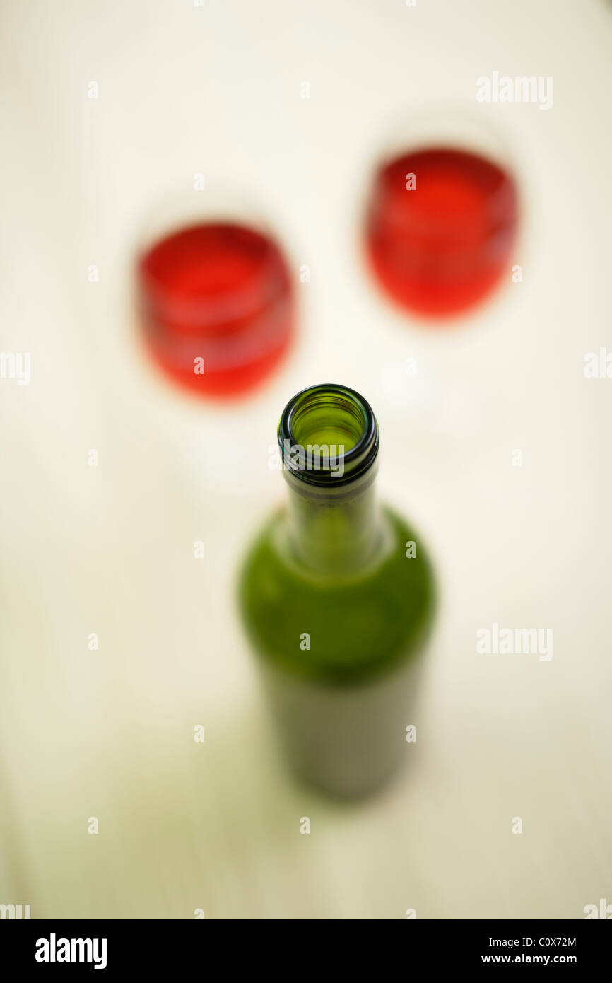 Botella de vino rojo con dos copas Foto de stock