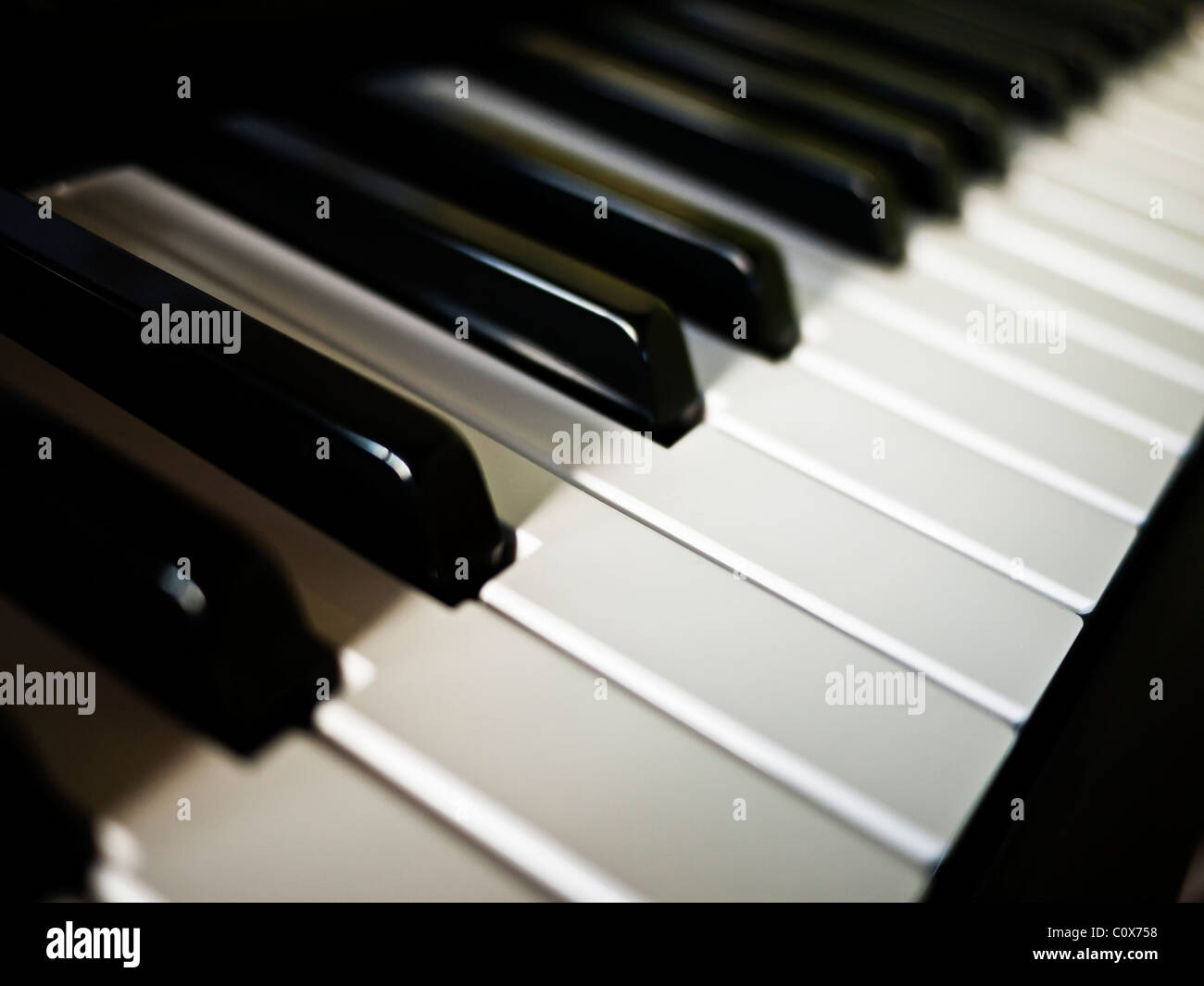 En el teclado del piano eléctrico Foto de stock