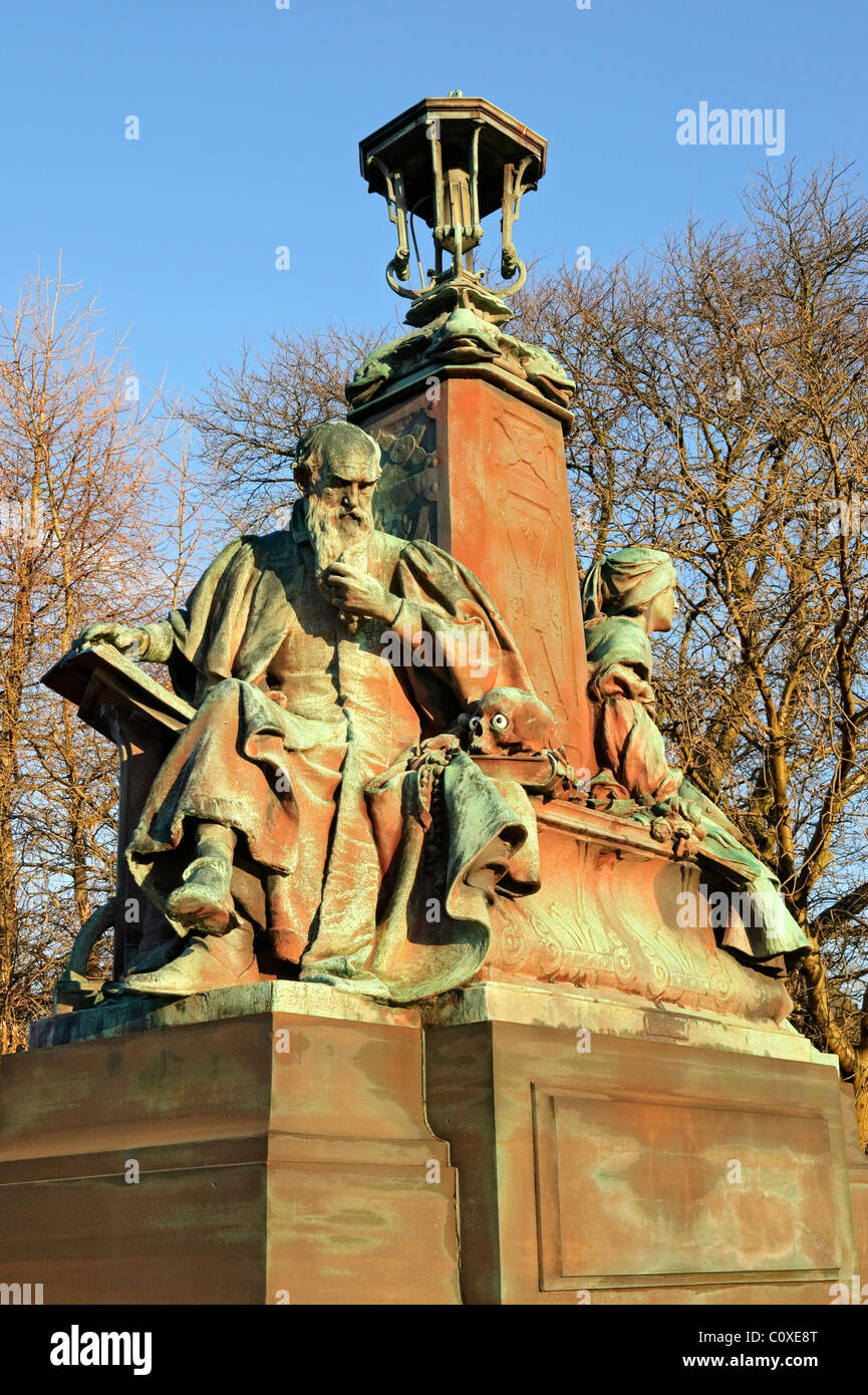 Estatua de la "Filosofía e inspiración" en el puente en el parque Kelvingrove, Glasgow, Escocia. Foto de stock