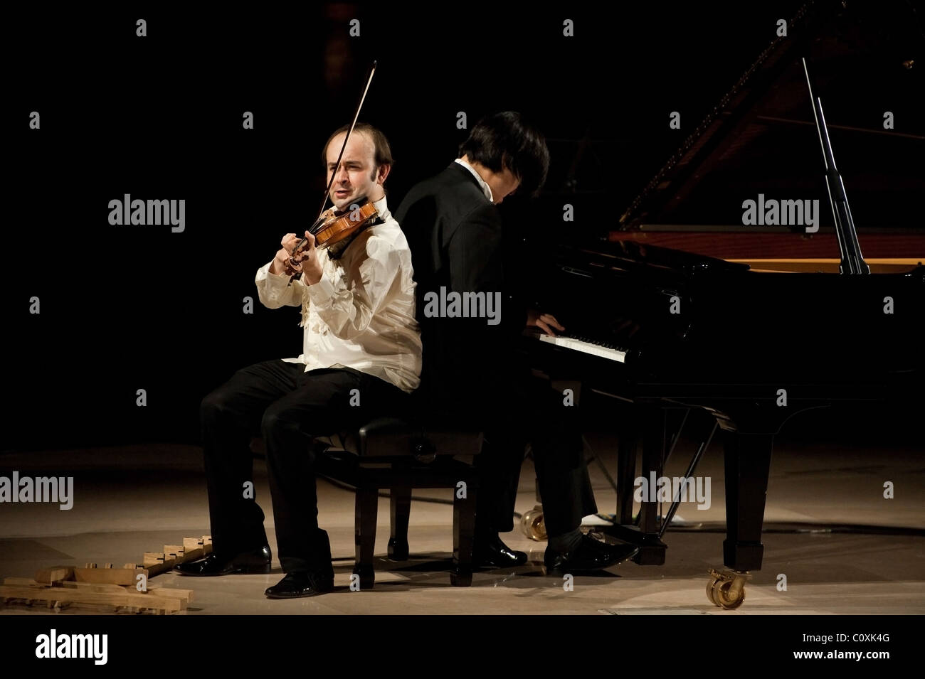 Igudesman & Joo un dúo de músicos clásicos cuyos espectáculos combinan la  música clásica y la cultura popular concierto de piano y violín Fotografía  de stock - Alamy