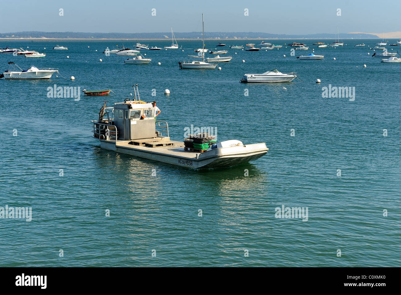 Barcaza de ostras en la bahía de Arcachon, le Cap Ferret, departamento de Gironda, Francia Foto de stock
