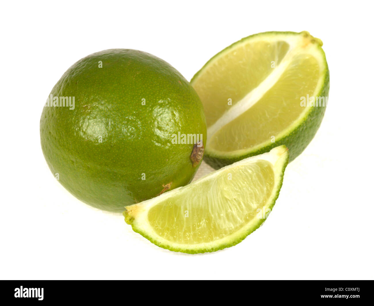 Fruta fresca acidulada jugoso limón rebanado para mostrar el detalle interior contra un fondo blanco con espacio de copia y ningún pueblo Foto de stock