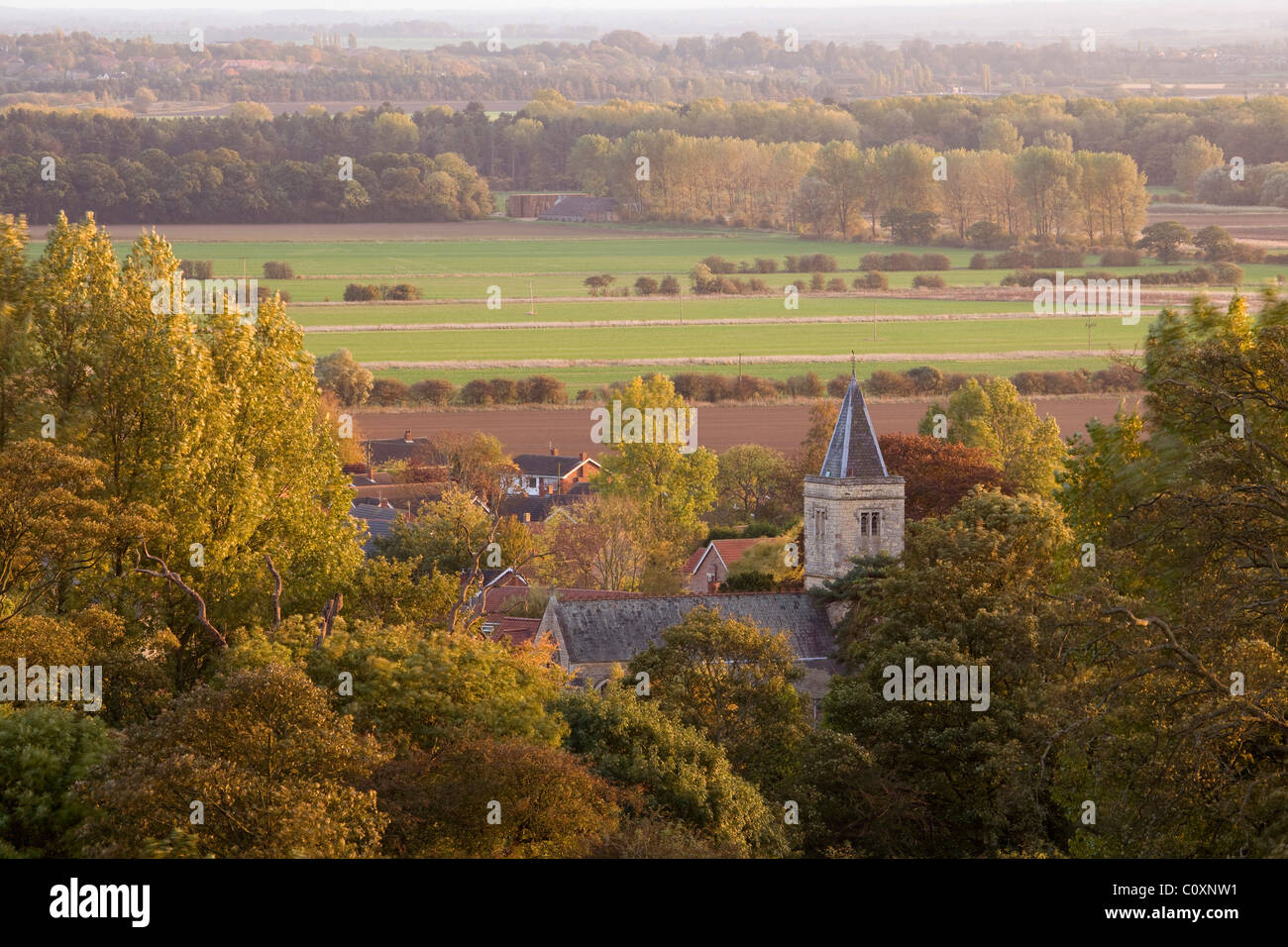 Iglesia del pueblo Worlaby rodeado por árboles en otoño Foto de stock