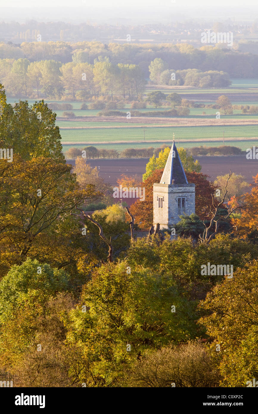 Iglesia del pueblo Worlaby rodeado por árboles en otoño Foto de stock