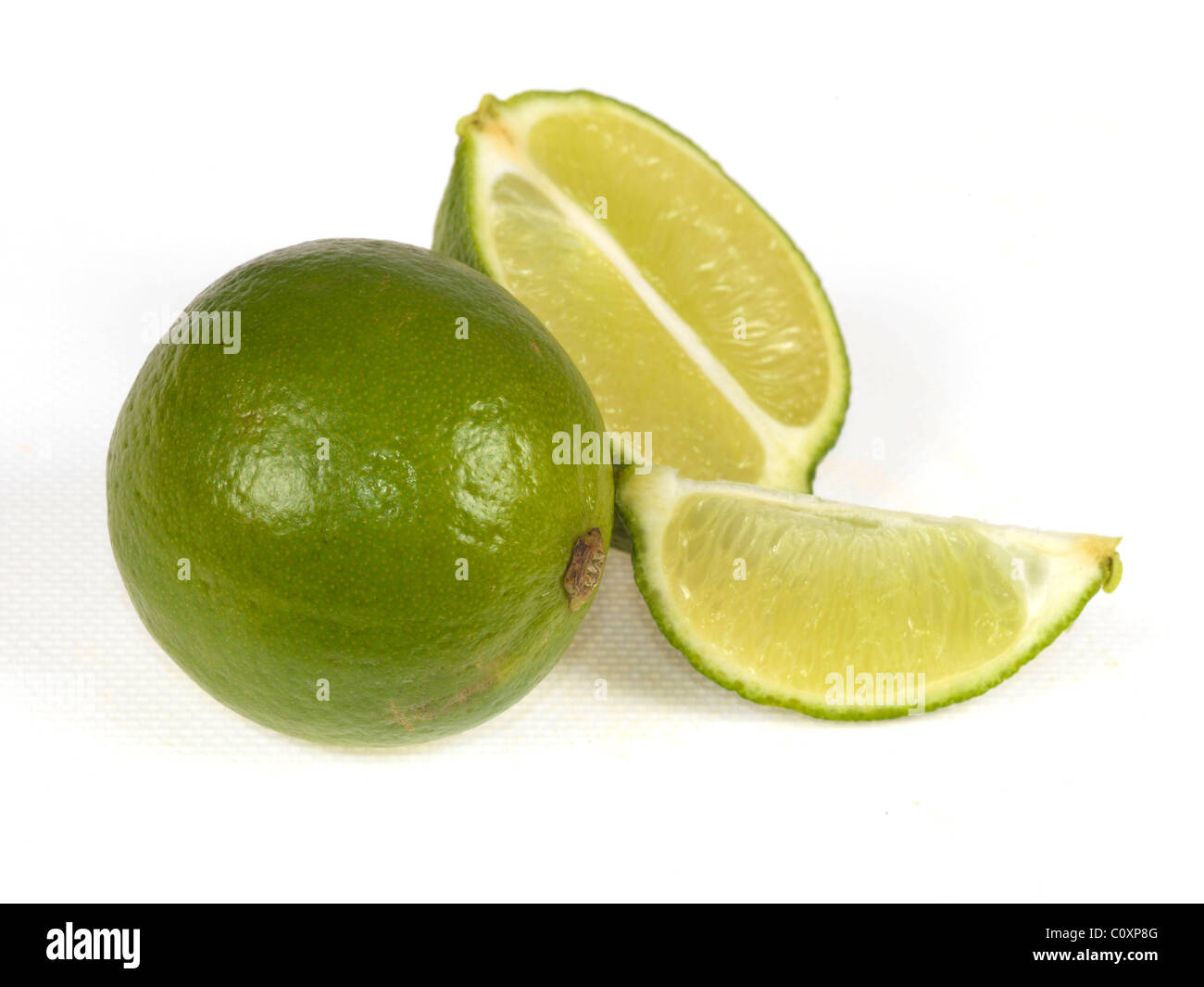 Fruta fresca acidulada jugoso limón rebanado para mostrar el detalle interior contra un fondo blanco con espacio de copia y ningún pueblo Foto de stock