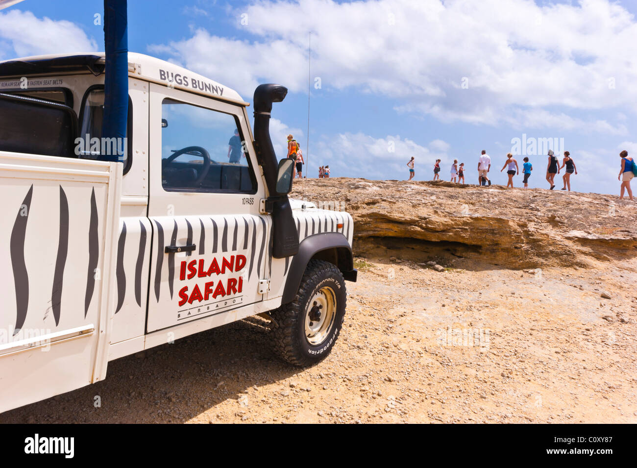 Isla Safari Landrover viaje en Cove Bay, Barbados, con turistas jóvenes Foto de stock