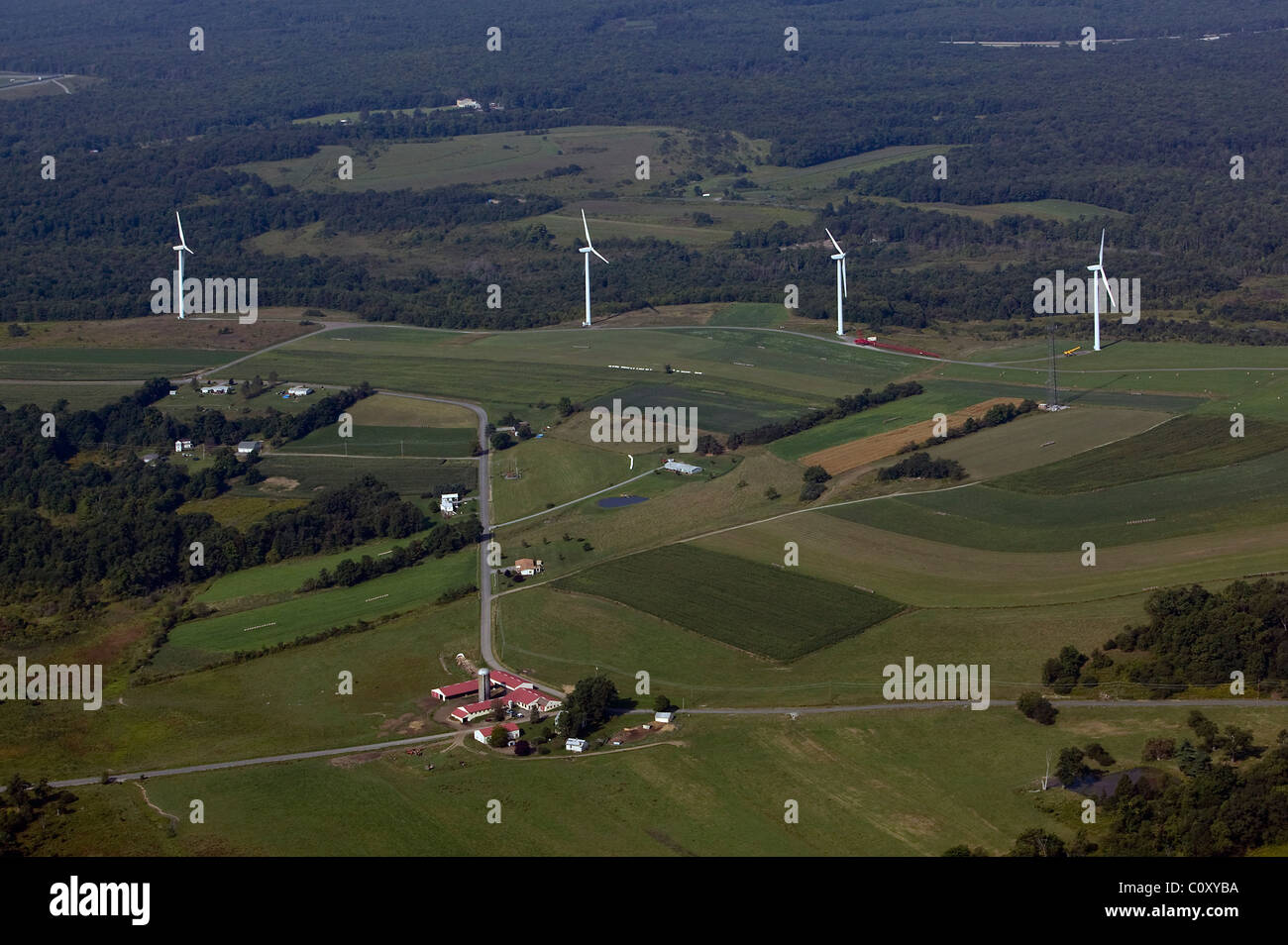 Vista aérea sobre aerogeneradores tierras agrícolas Pennsylvania Foto de stock
