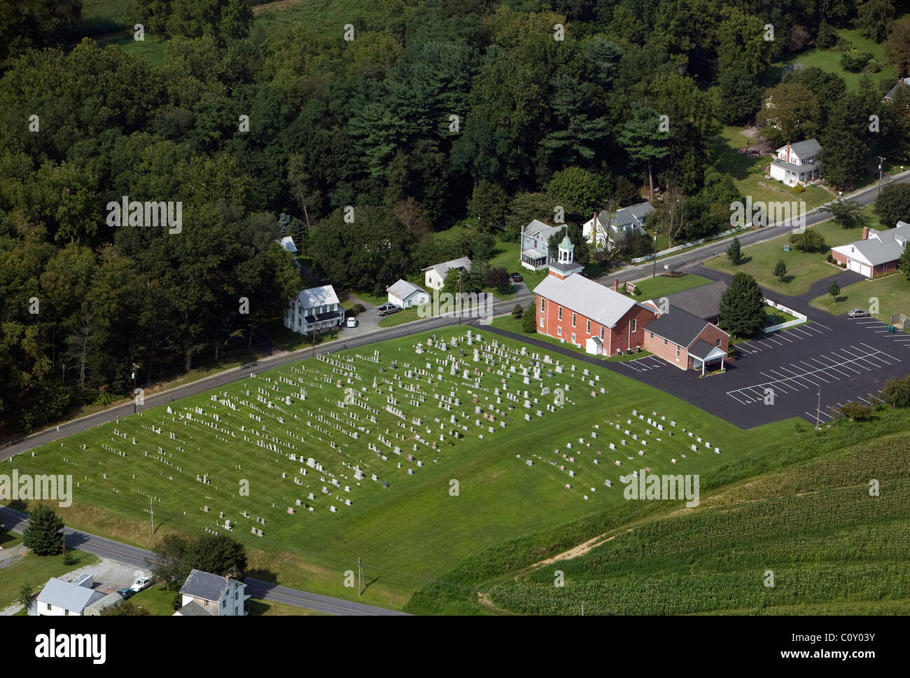 Vista aérea sobre el cementerio de la iglesia rural de Pennsylvania Foto de stock