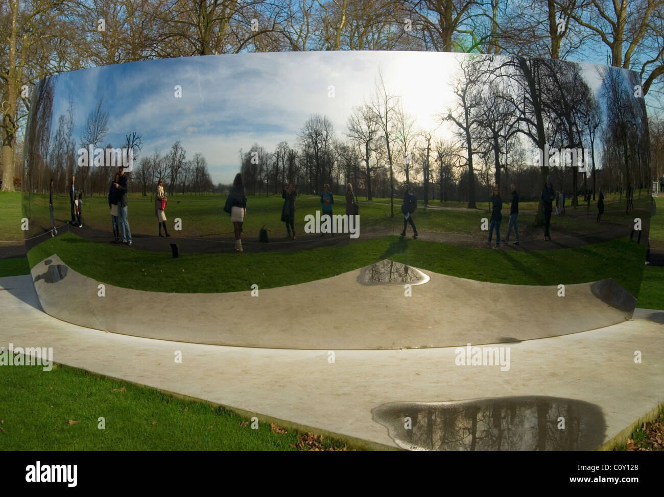 Anish Kapoor cielo espejos Curva C en los jardines de Kensington, Londres Foto de stock