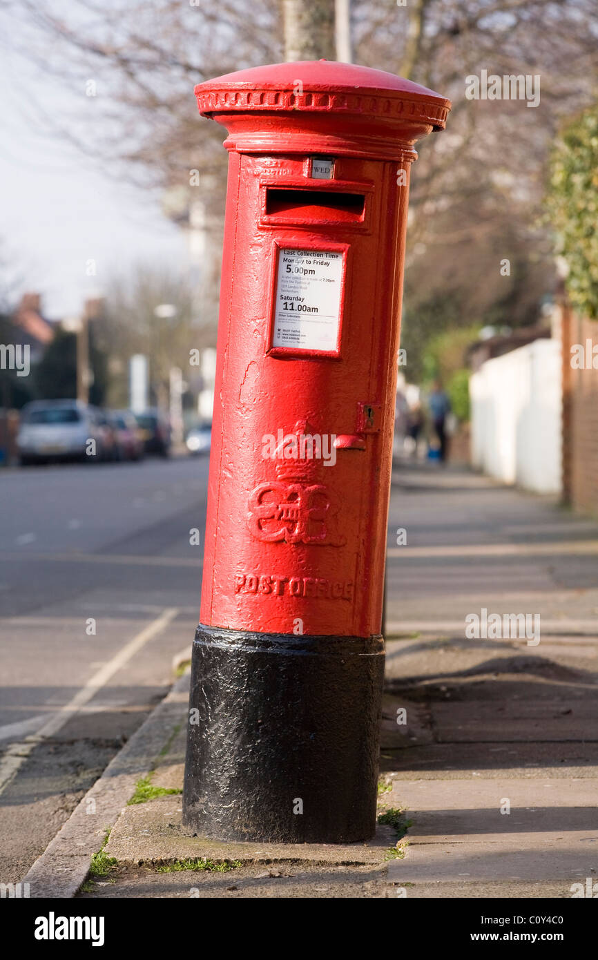 Un raro Edward VIII tipo 'B' pilar box / Edward 8ª / 8ª B-pilar tipo box / post / letter box. Twickenham, Londres. UK Foto de stock