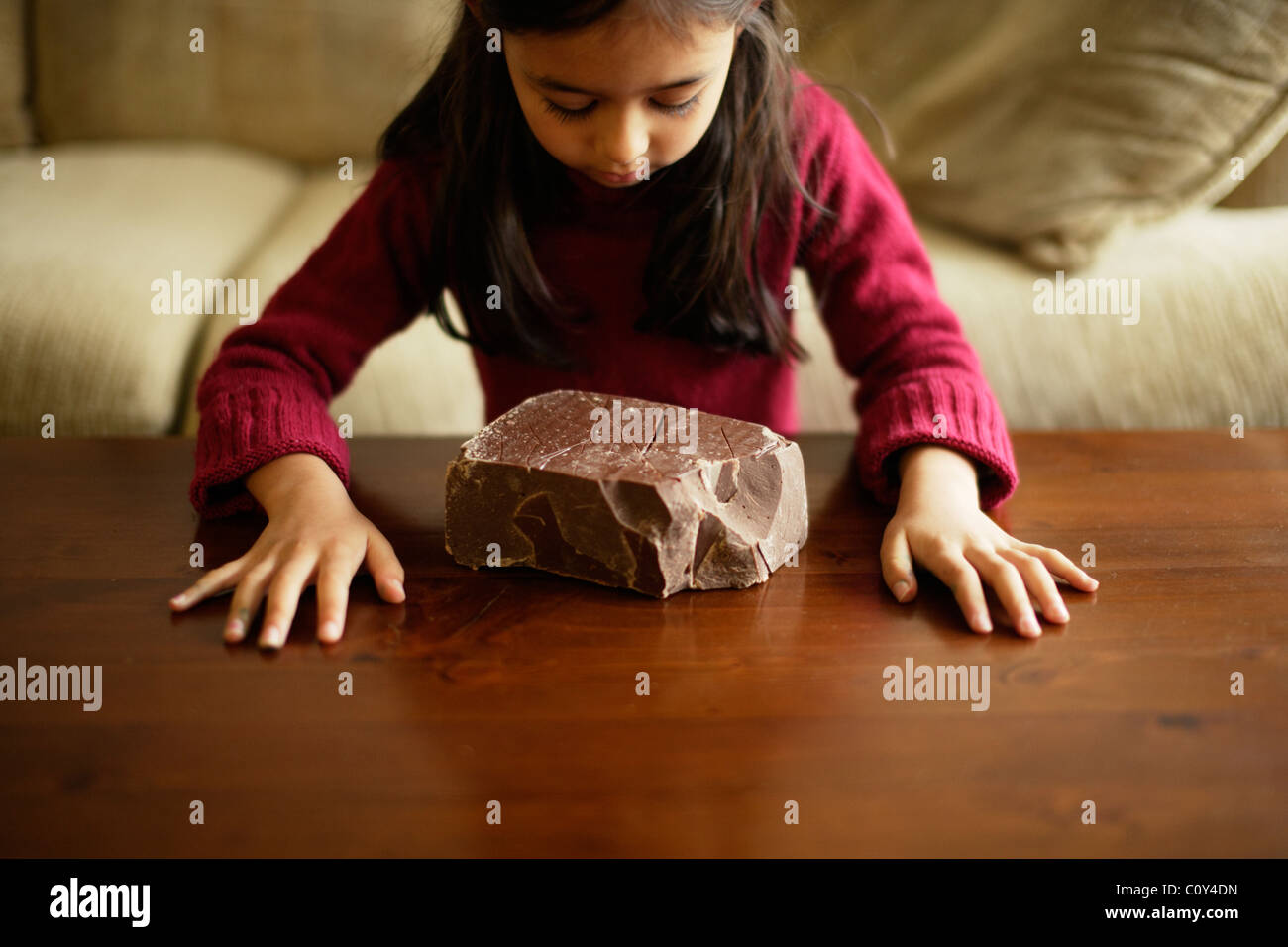Chica con grandes paredes de ladrillos de chocolate Foto de stock