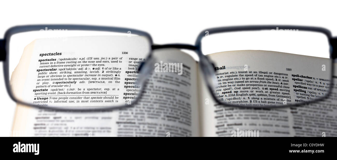 La lectura de un diccionario con las gafas para leer la definición de  'pectacles' Fotografía de stock - Alamy