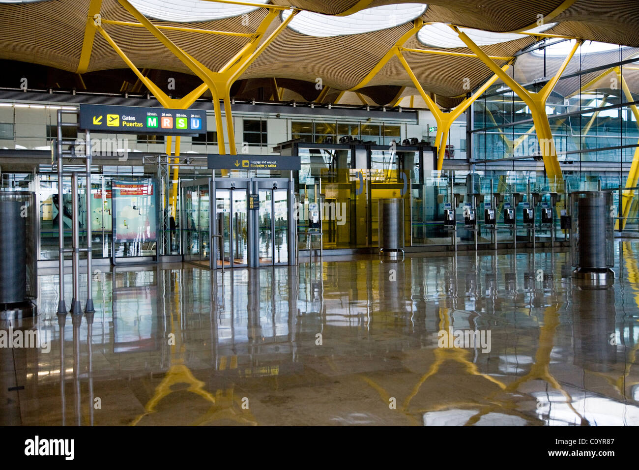Aeropuerto Salida / sala de salidas, puerta / puertas, piso brillante, y  techo en Madrid-Barajas al aeropuerto de Barajas. España Fotografía de  stock - Alamy