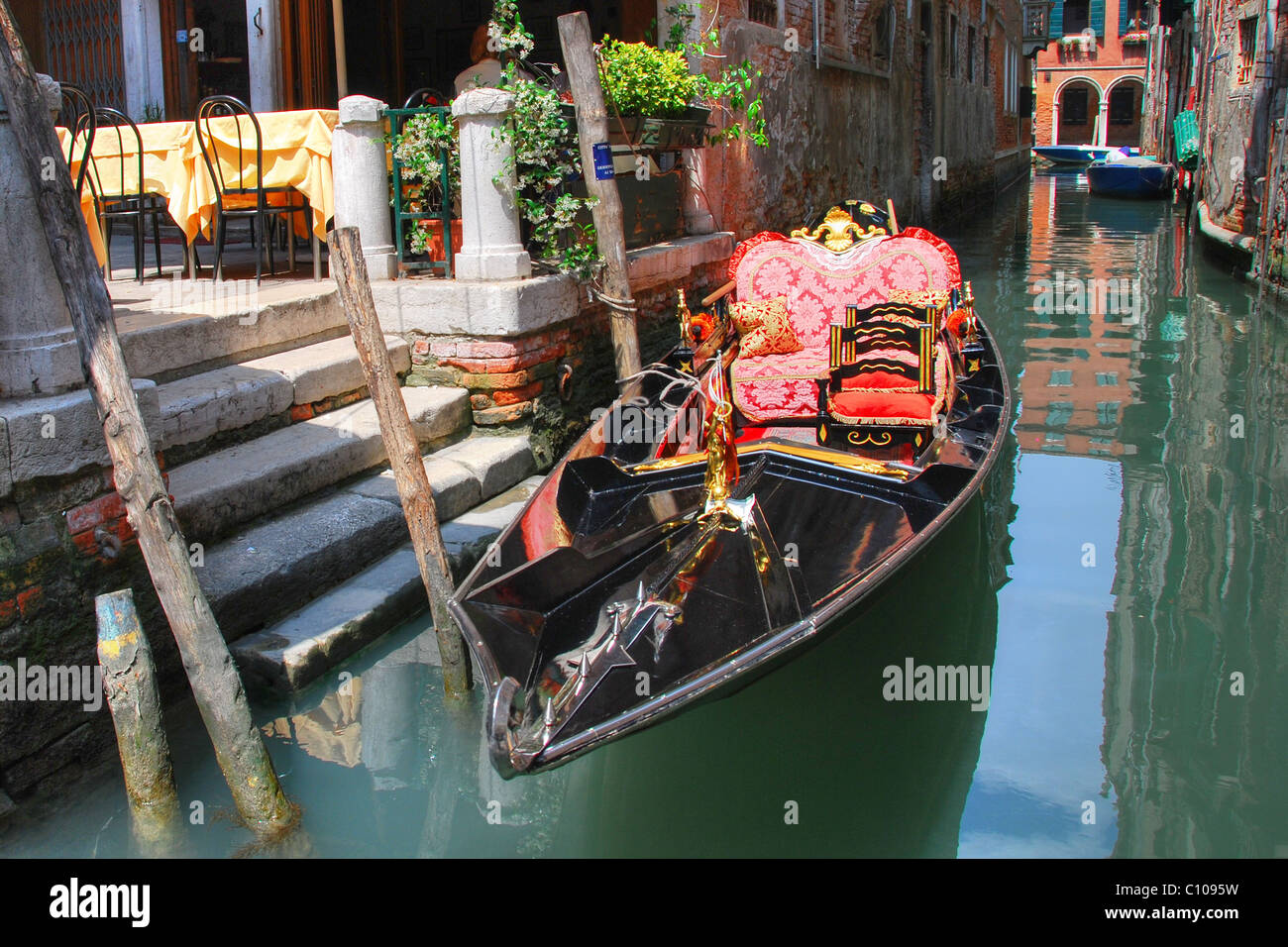 Góndola estacionada en Venecia en un canal típico Foto de stock