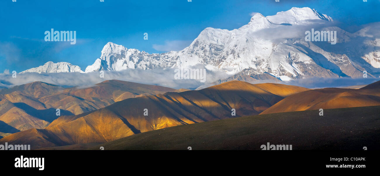 Panorama de montaña 'Xixabangma' en el Tíbet en el amanecer. Foto de stock
