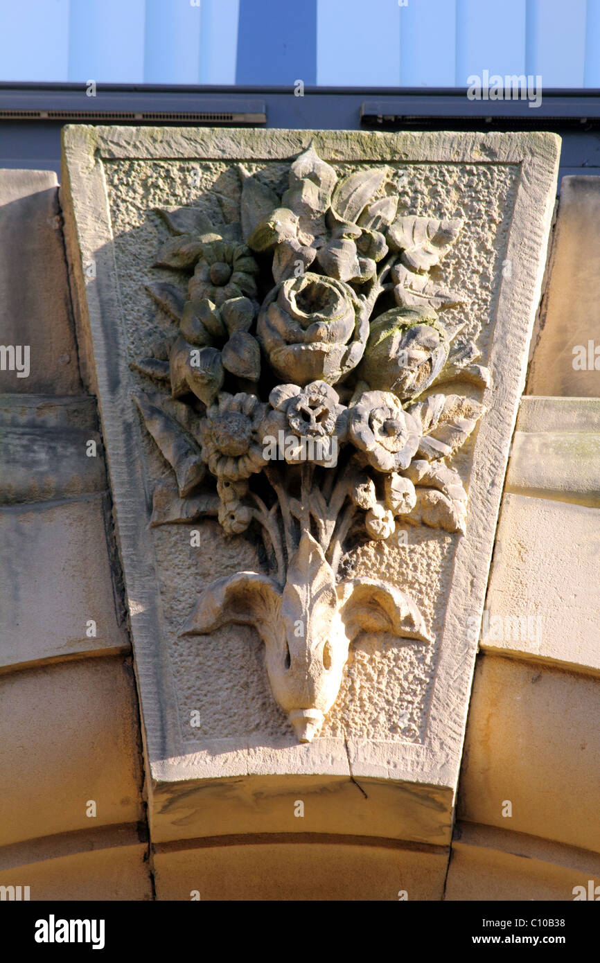 Detalle arquitectónico en puertas arcos y claves de los edificios catalogados poco Alemania Bradford Yorkshire UK Foto de stock
