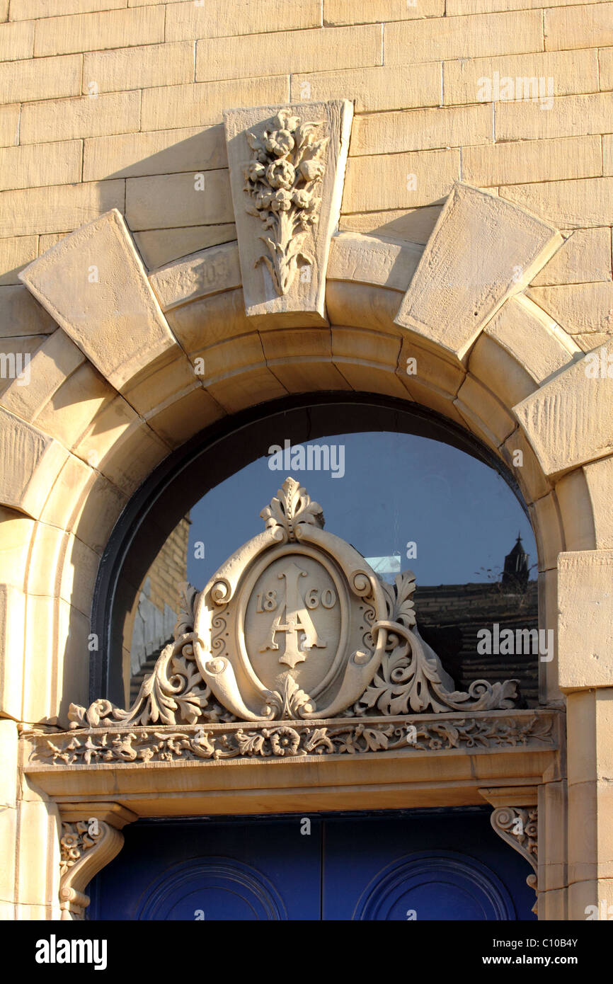 Detalle arquitectónico en puertas arcos y claves de los edificios catalogados poco Alemania Bradford Yorkshire UK Foto de stock