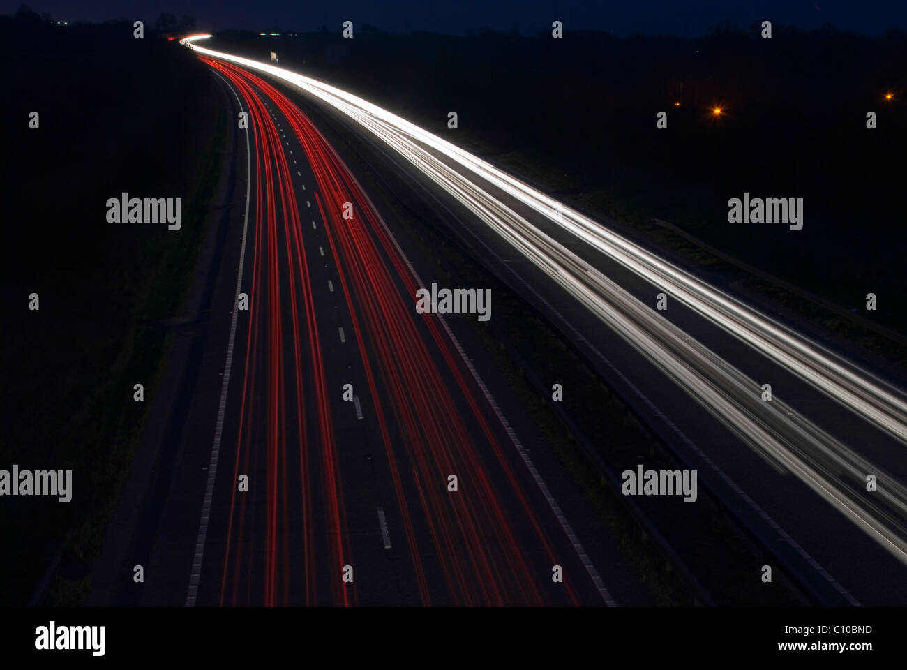 Luces del coche senderos en la A50 en Derbyshire. Foto de stock