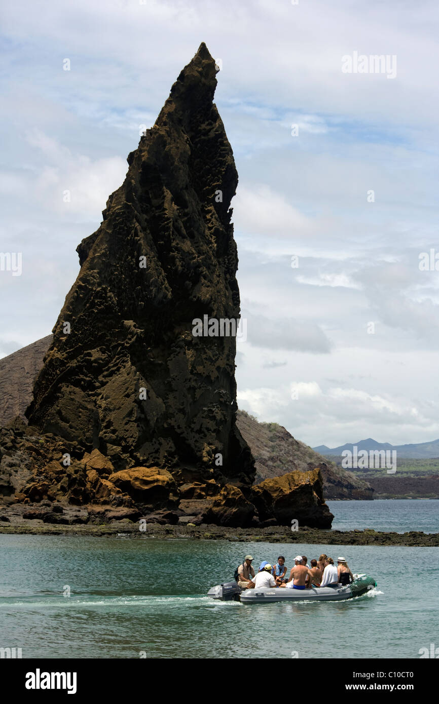 Zodiac con turistas cerca de la Roca Pináculo - Isla Bartolomé - Islas Galápagos, Ecuador Foto de stock