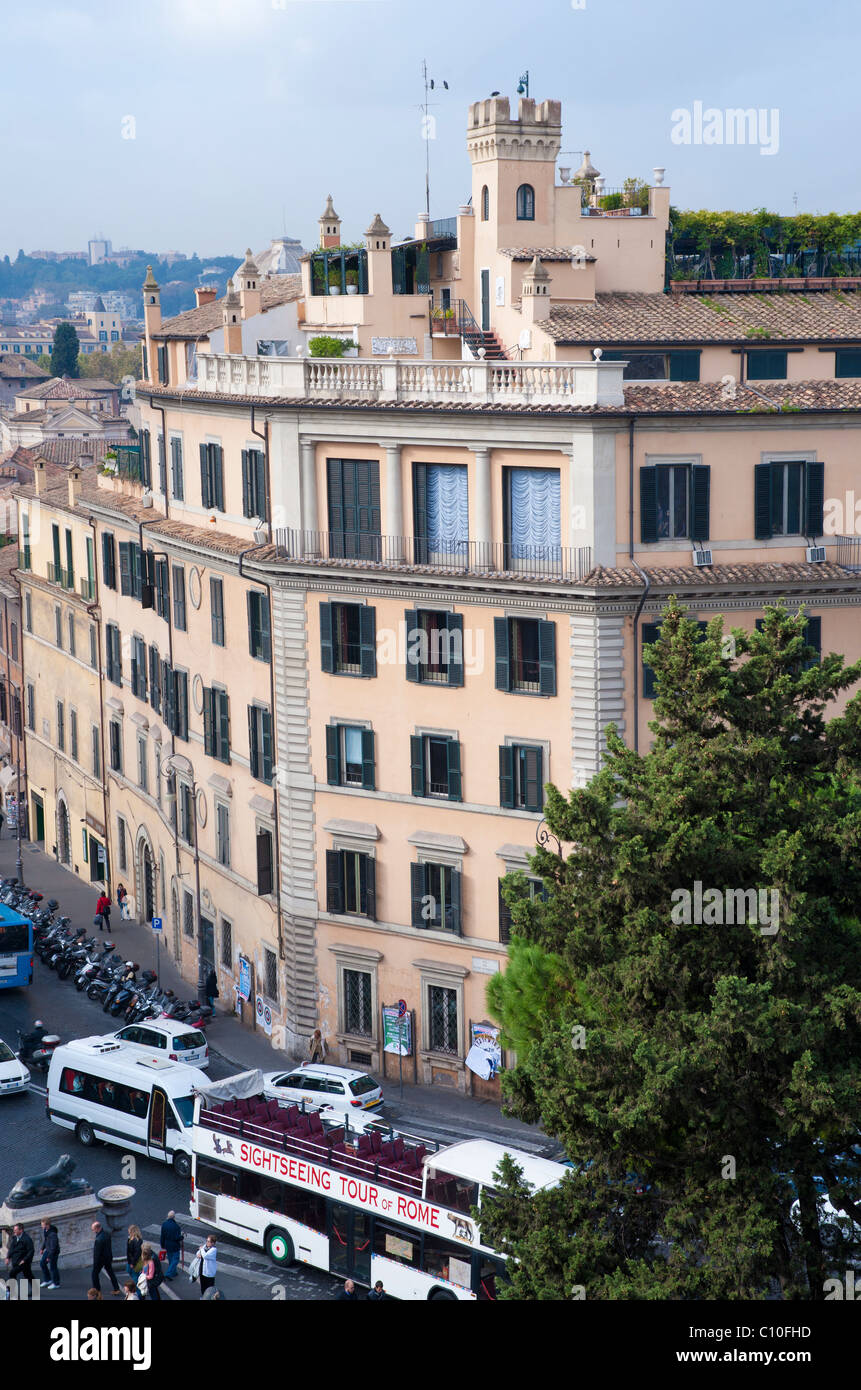Tomada desde la terraza del monumento a Vittorio Emmanuele, vista de Palazzo Massimo di Rignano, diseñado por Carlo Fontana, en Roma. Foto de stock