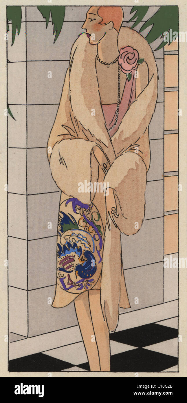 Mujer de vestido de seda rosa y tarde escudo decorado con un diseño bordado de broderie cornely. Foto de stock
