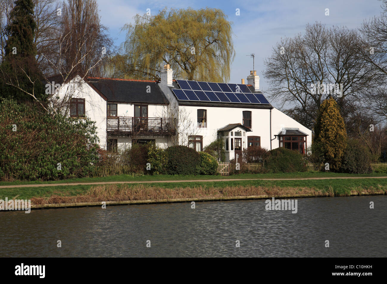 Paneles solares en un período casa cerca de Cambridge, Inglaterra, Reino Unido. Foto de stock