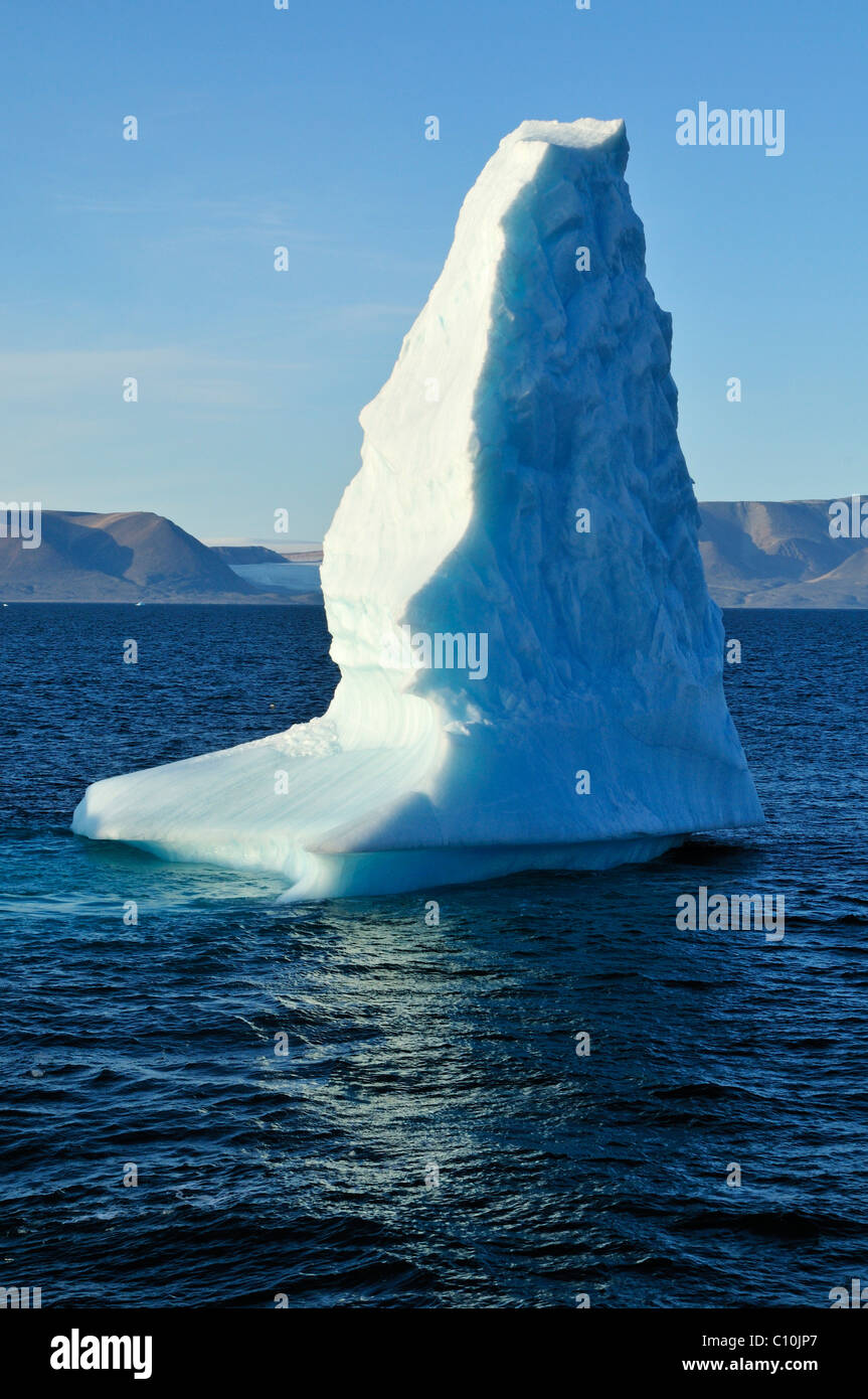 Iceberg a la deriva a través del Lancaster Sound, Isla de Devon, el Pasaje del Noroeste, Nunavut, Canadá, Arctic Foto de stock
