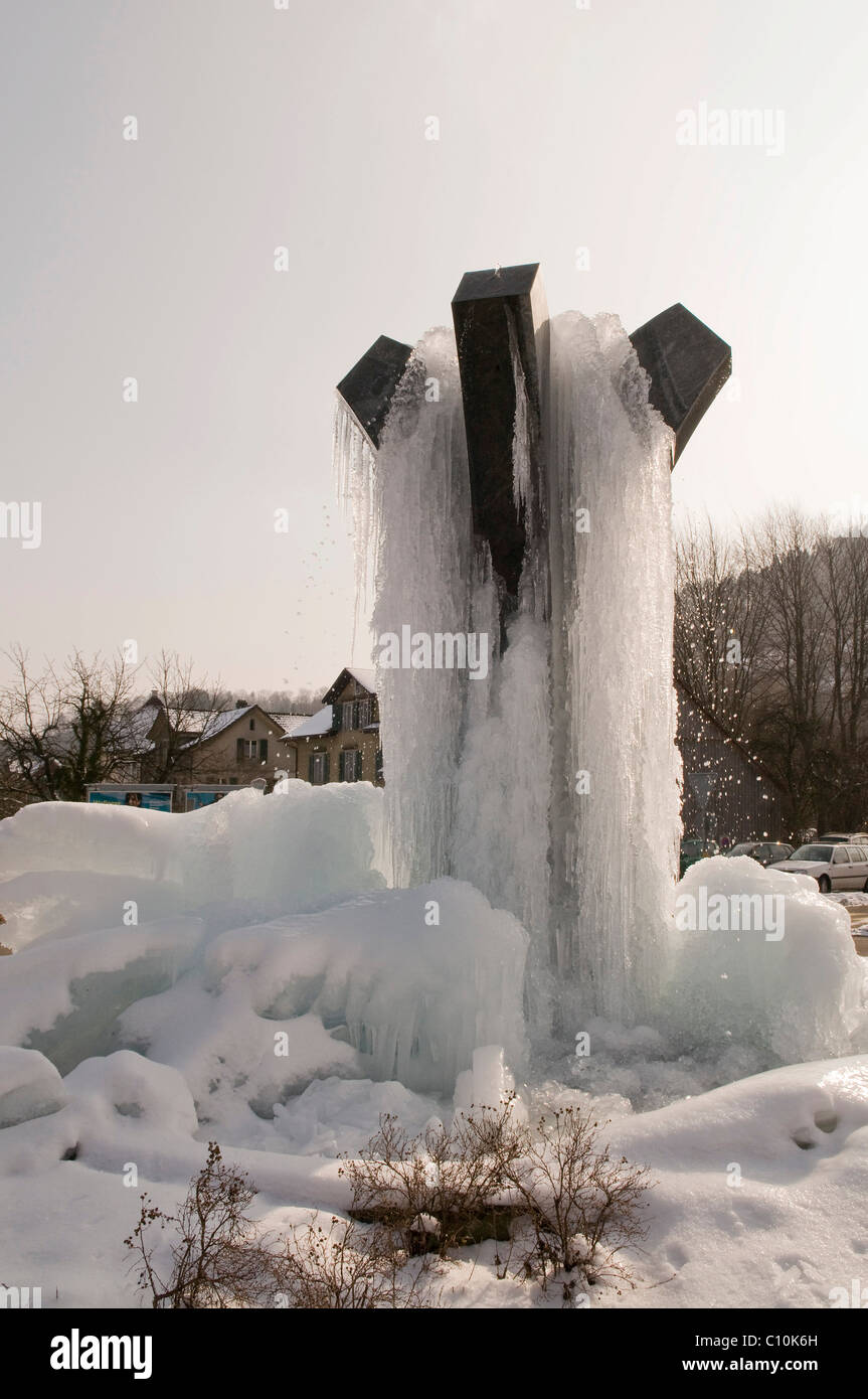 Fuente cubiertos de hielo, agua, Santa Margarethen, Suiza, Europa Foto de stock