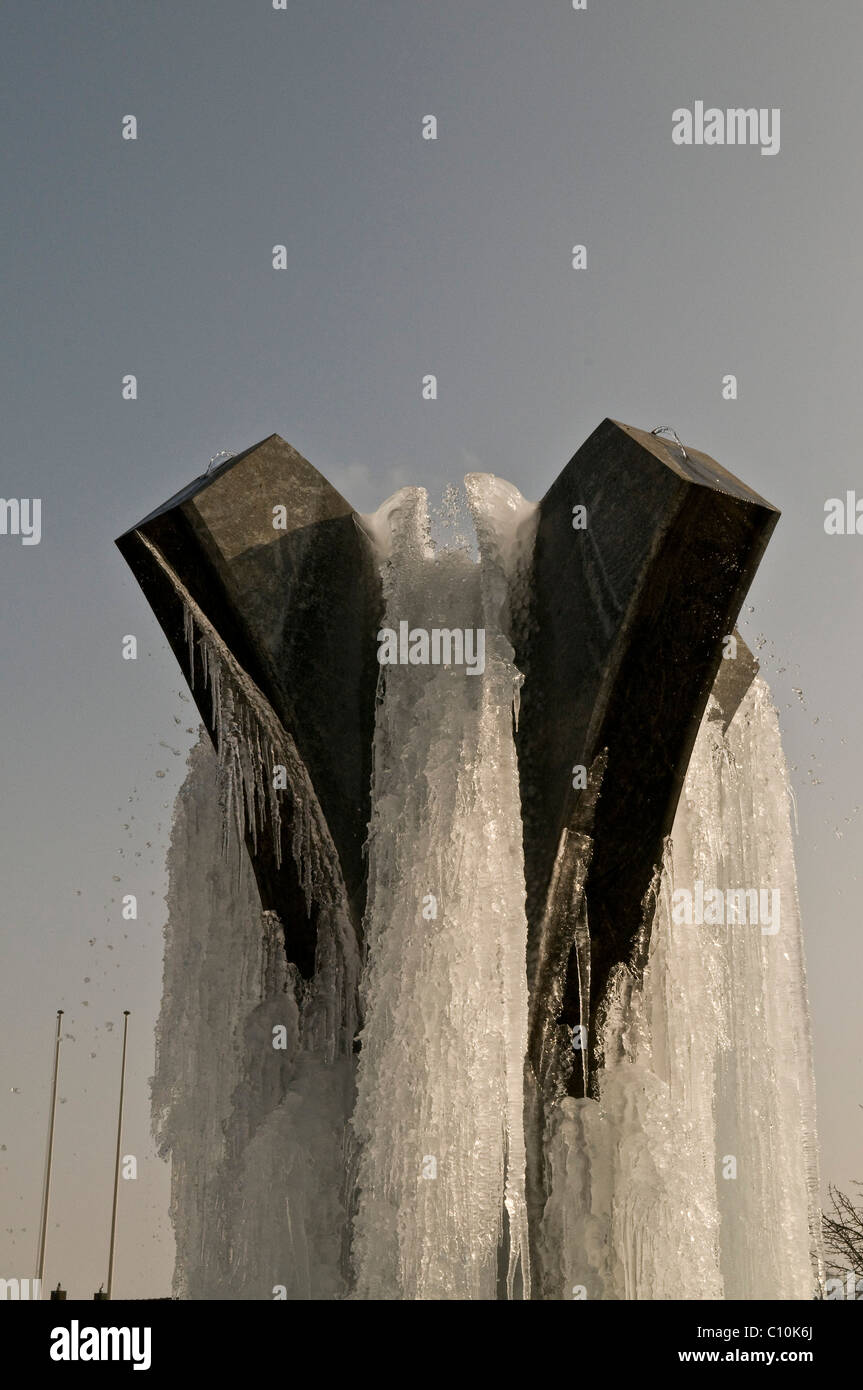 Fuente cubiertos de hielo, agua, Santa Margarethen, Suiza, Europa Foto de stock