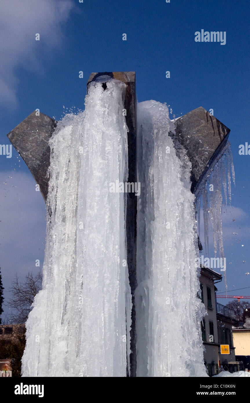 Fuente cubiertos de hielo, agua, Santa Margarethen, Suiza, Europa Foto de stock