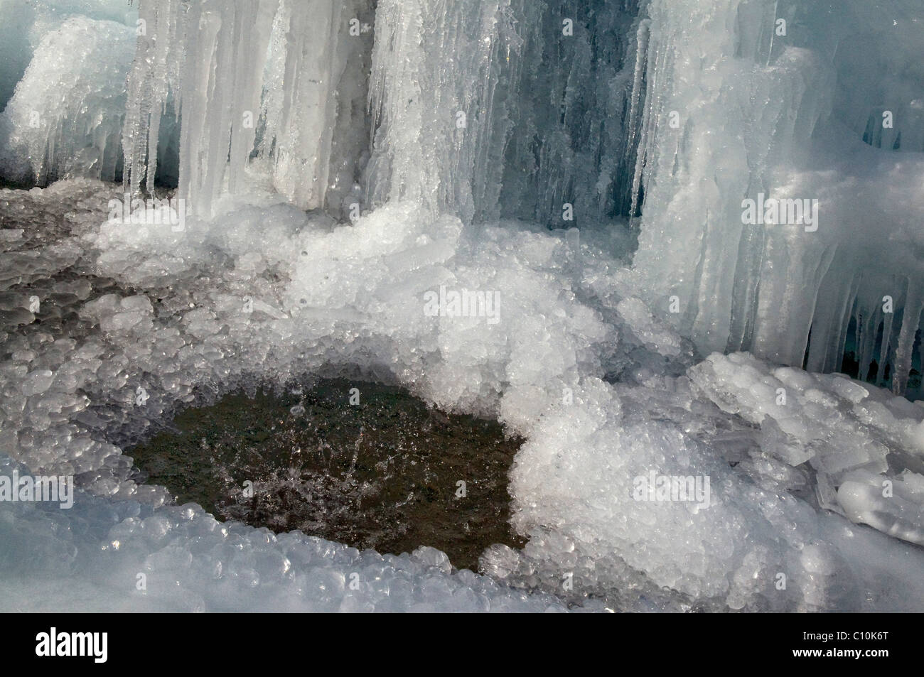 Fuente cubiertos de hielo, agua, Santa Margarethen, Suiza, Europa Foto de stock