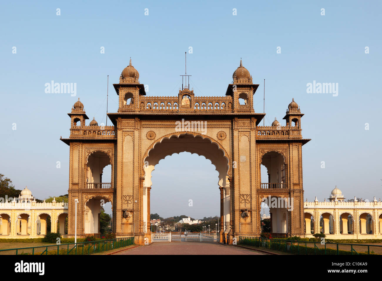 Puerta de entrada, puerta oriental, el palacio del maharajá, el Palacio de Mysore, Amba Vilas, Karnataka, India del Sur, India, Asia Meridional, Asia Foto de stock