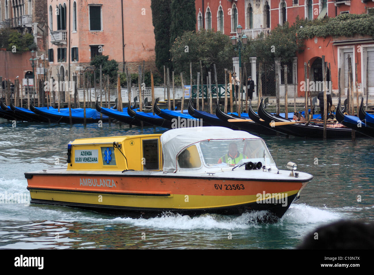 Ambulanza - Venezia - Ambulance Emergenza en lancha al Gran Canal de Venecia Foto de stock