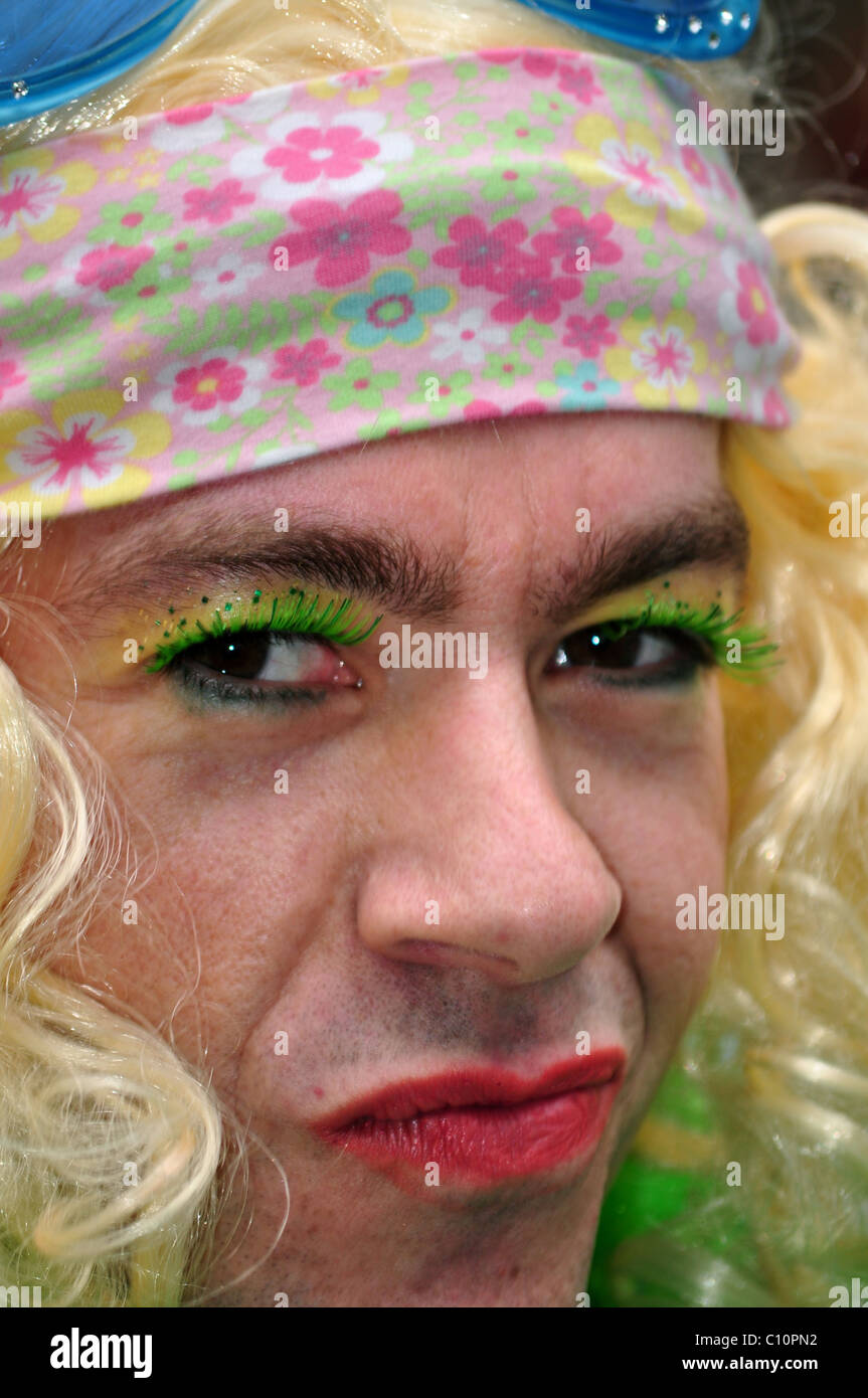 Mujer disfrazada de hombre fotografías e imágenes de alta resolución - Alamy