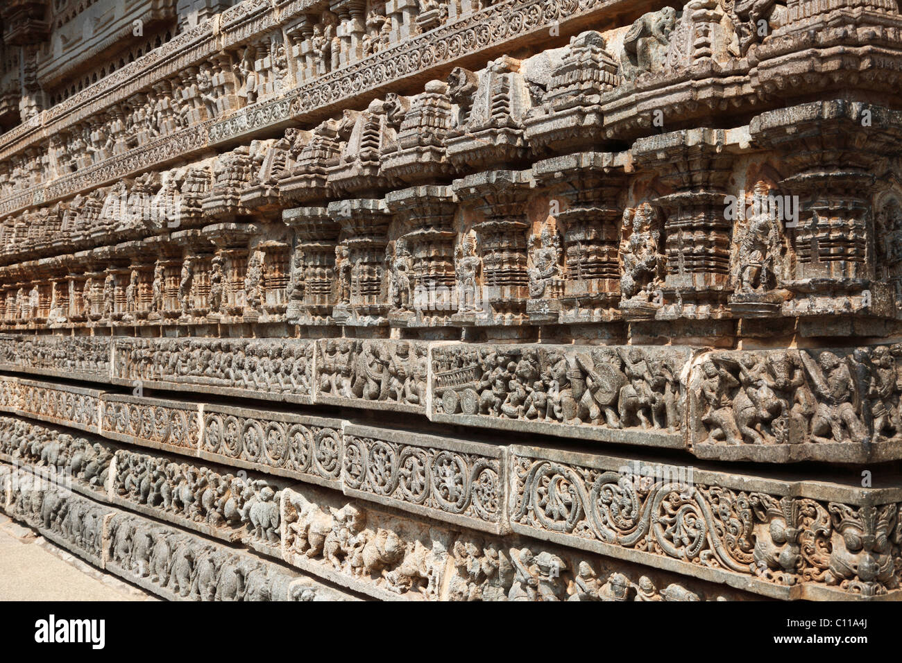 Filas de figurillas en el muro del templo, el templo Kesava Keshava, estilo Hoysala Somnathpur, Somanathapura, Karnataka, India del Sur Foto de stock